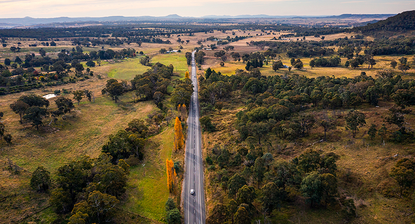 Car travelling along the Castlereagh Highway, Ilford. Credit: Destination NSW
