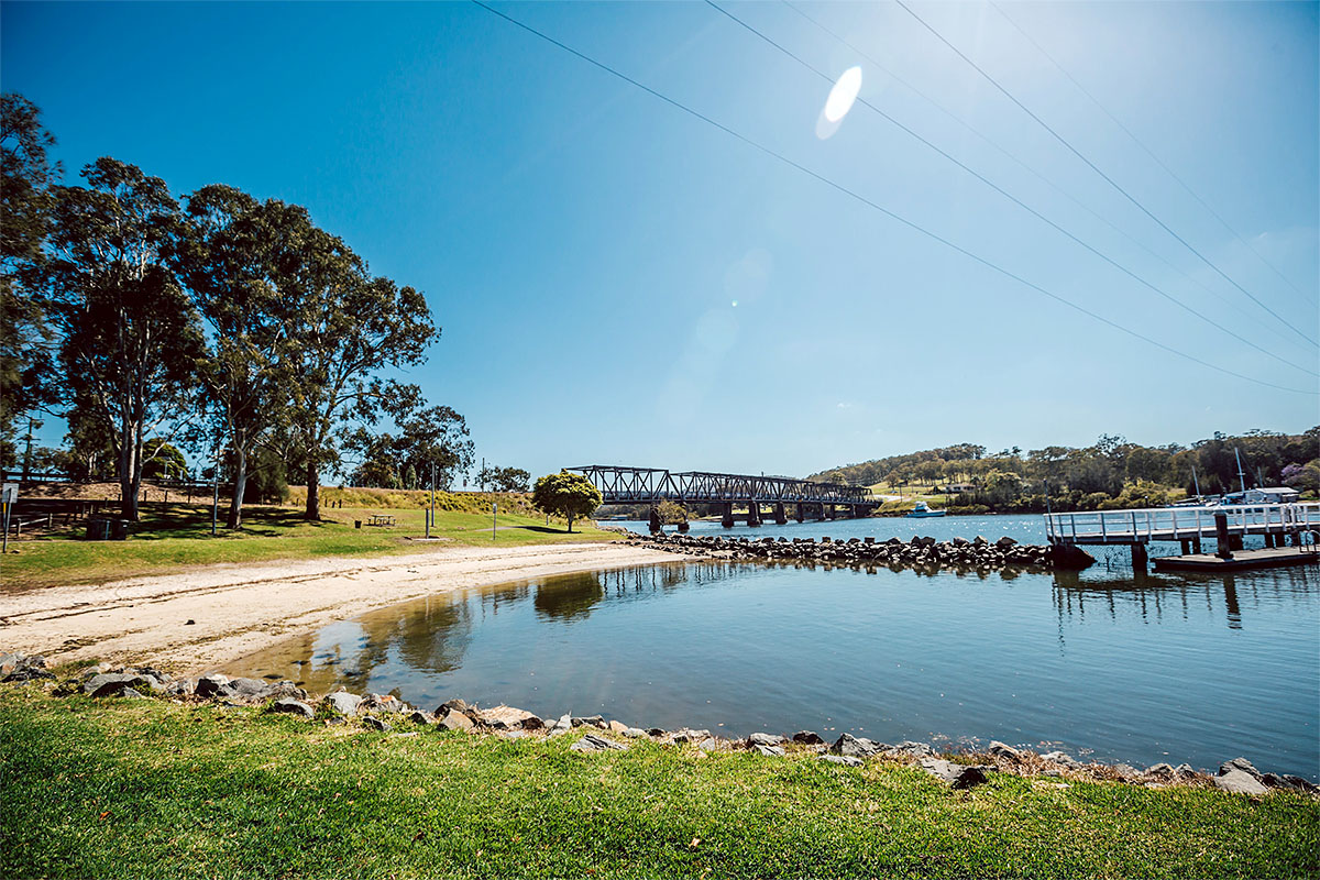 Sandy and grass foreshore areas of the Kuruah River at Sawyers Point, Karuah NSW. Credit: Brad Chilby / DPE