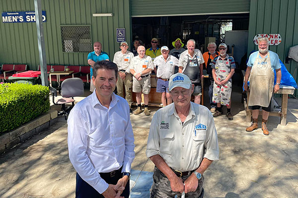 Minister for Lands and Water Kevin Anderson with Tamworth Men’s Shed members Minister for Lands and Water Kevin Anderson with Tamworth Men’s Shed members