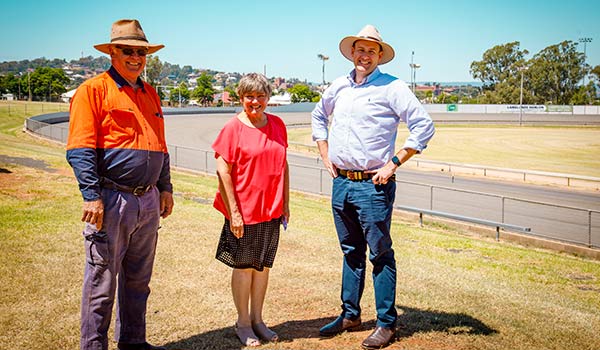 Local residents with Upper House MP Sam Farraway at Parkes Showground